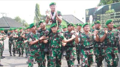 Prajurit berprestasi yang diapresiasi komandan. (ist)