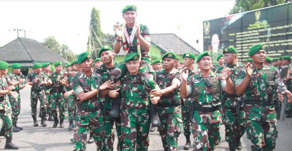 Prajurit berprestasi yang diapresiasi komandan. (ist)