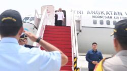 Presiden Joko Widodo tiba di Bandara Internasional Minangkabau, Kabupaten Padang Pariaman, Rabu (25/10/2023). (BPMI Setpres/Rusman)