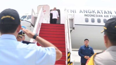 Presiden Joko Widodo tiba di Bandara Internasional Minangkabau, Kabupaten Padang Pariaman, Rabu (25/10/2023). (BPMI Setpres/Rusman)