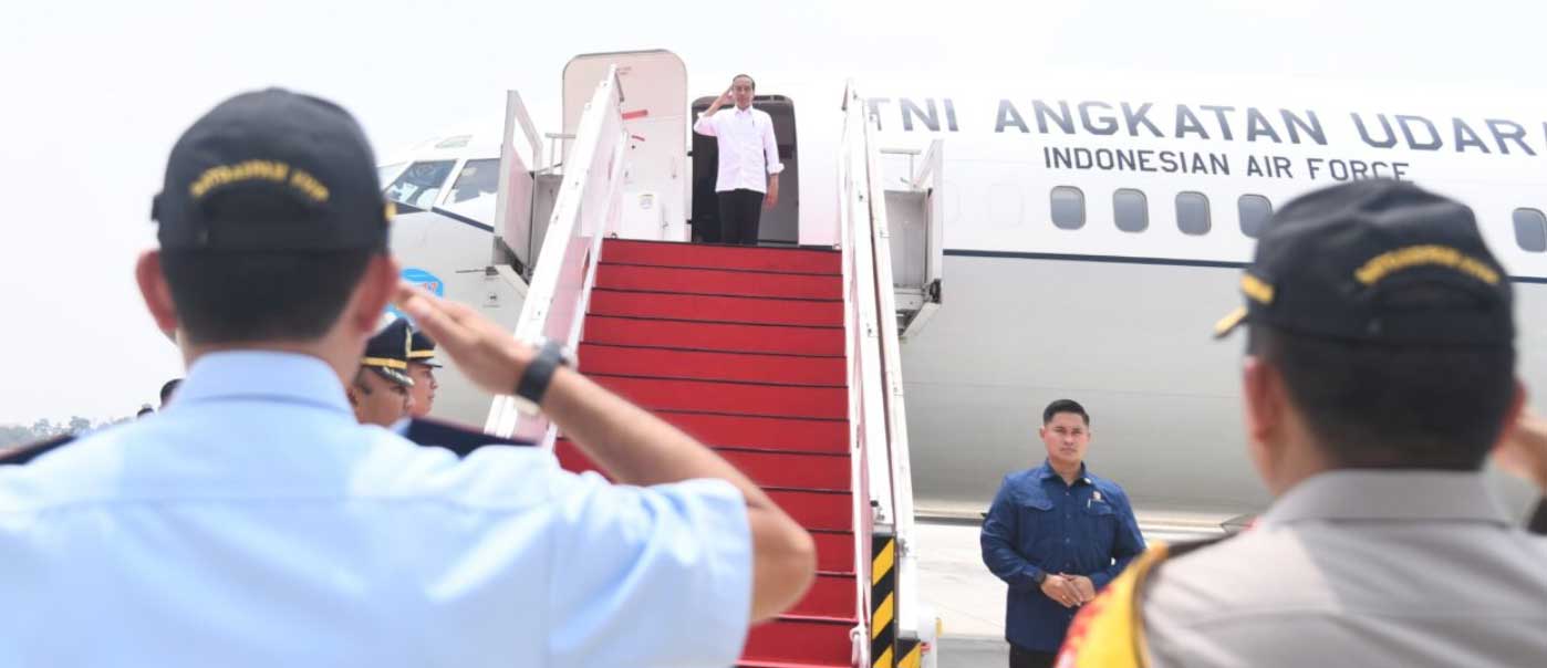 Presiden Joko Widodo tiba di Bandara Internasional Minangkabau, Kabupaten Padang Pariaman, Rabu (25/10/2023). (BPMI Setpres/Rusman)