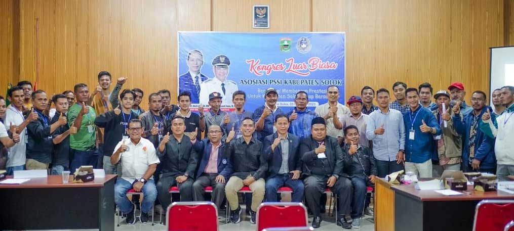 Foto bersama usai kongres luar biasa PSSI Kabupaten Solok
