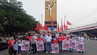 Kabut Asap Kian Pekat, Relawan Ganjar Pranowo Bagikan Ribuan Masker di Payakumbuh