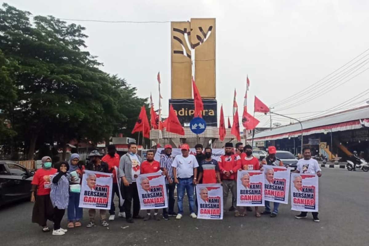 Relawan Ganjar Pranowo foto bersama di Tugu Adipura Payakumbuh