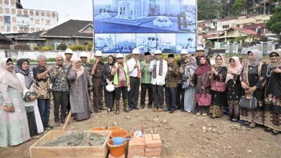 Foto bersama usai peletakkan batu pertama pembangunan masjid. (pemprov)
