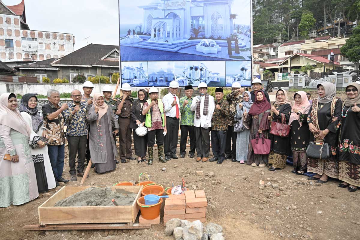 Foto bersama usai peletakkan batu pertama pembangunan masjid. (pemprov)