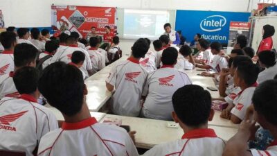 Para siswa menyimak pemaparan tentang keselamatan berkendara