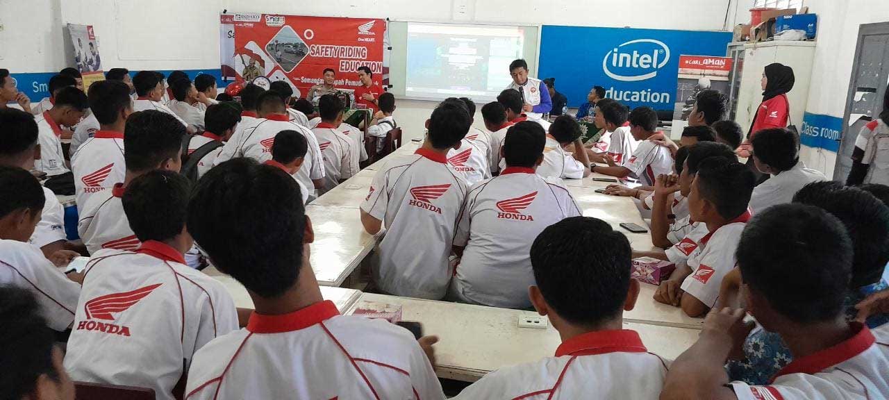 Para siswa menyimak pemaparan tentang keselamatan berkendara
