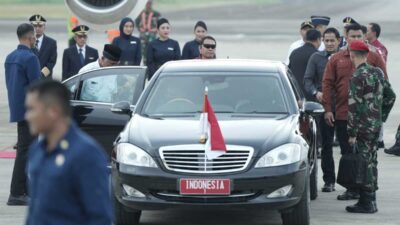 Gubernur Mahyeldi satu mobil dengan Presiden Joko Widodo. (pemprov)