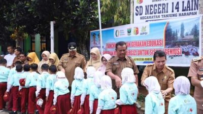 Wali Kota Zul Elfian bersama siswa SD Laing. (pemko)