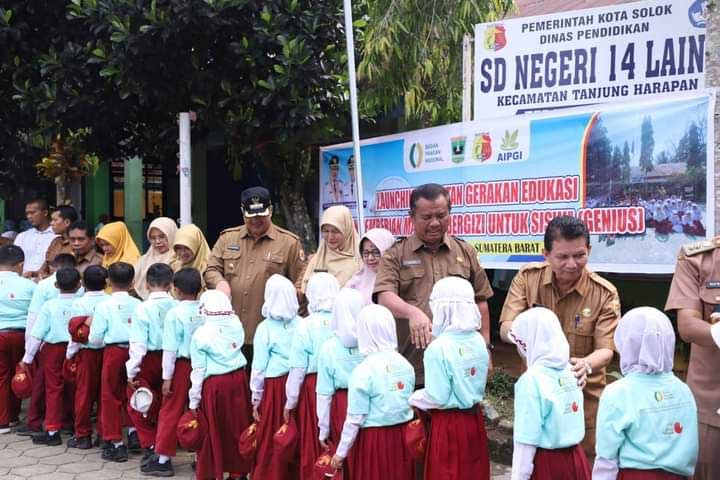 Wali Kota Zul Elfian bersama siswa SD Laing. (pemko)