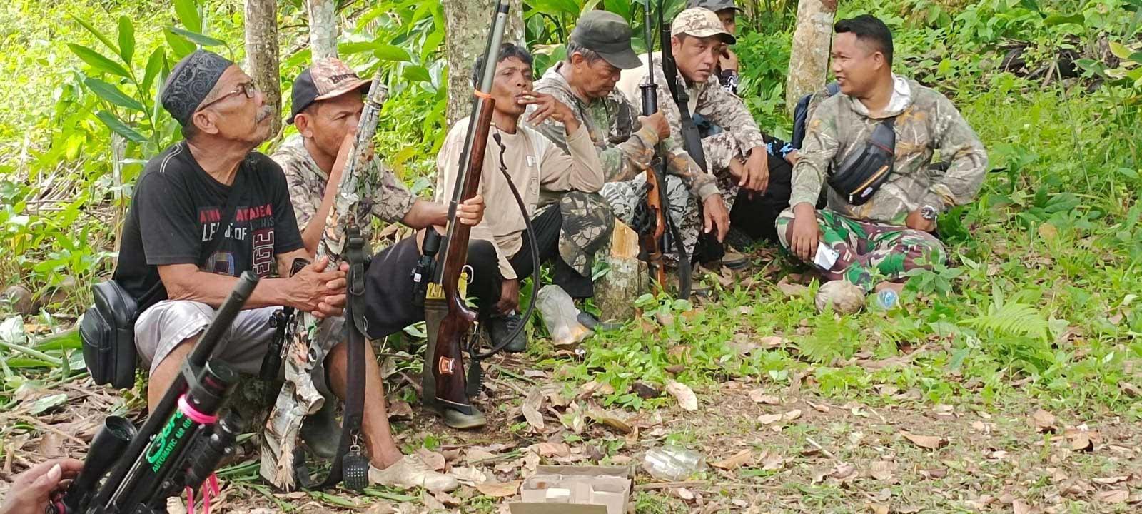 Warga yang berburu tupai di Padang Ganting. (prokopim)