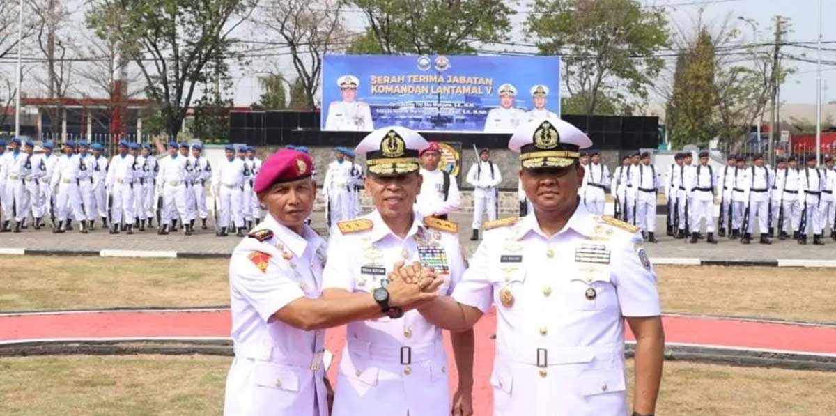 Salam komando usai serah terima jabatan
