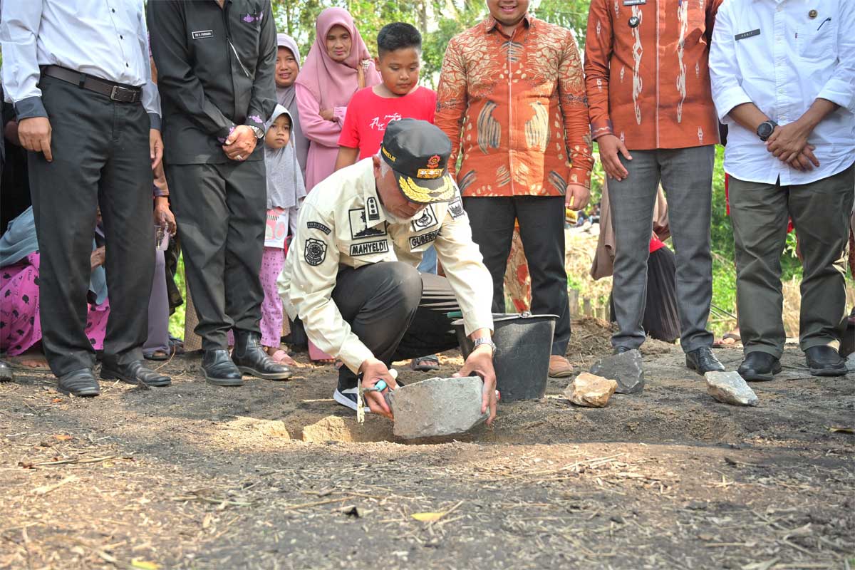 Gubernur Mahyeldi letakkan batu pertama pembangunan jembatan. (pemprov)