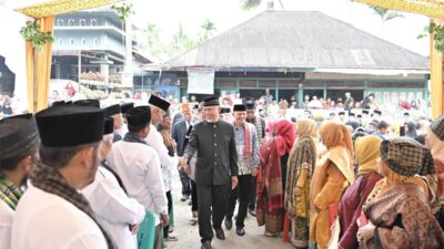 Gubernur disambut masyarakat Nagari Simpang Tonang, Pasaman. (Pemprov Sumbar)