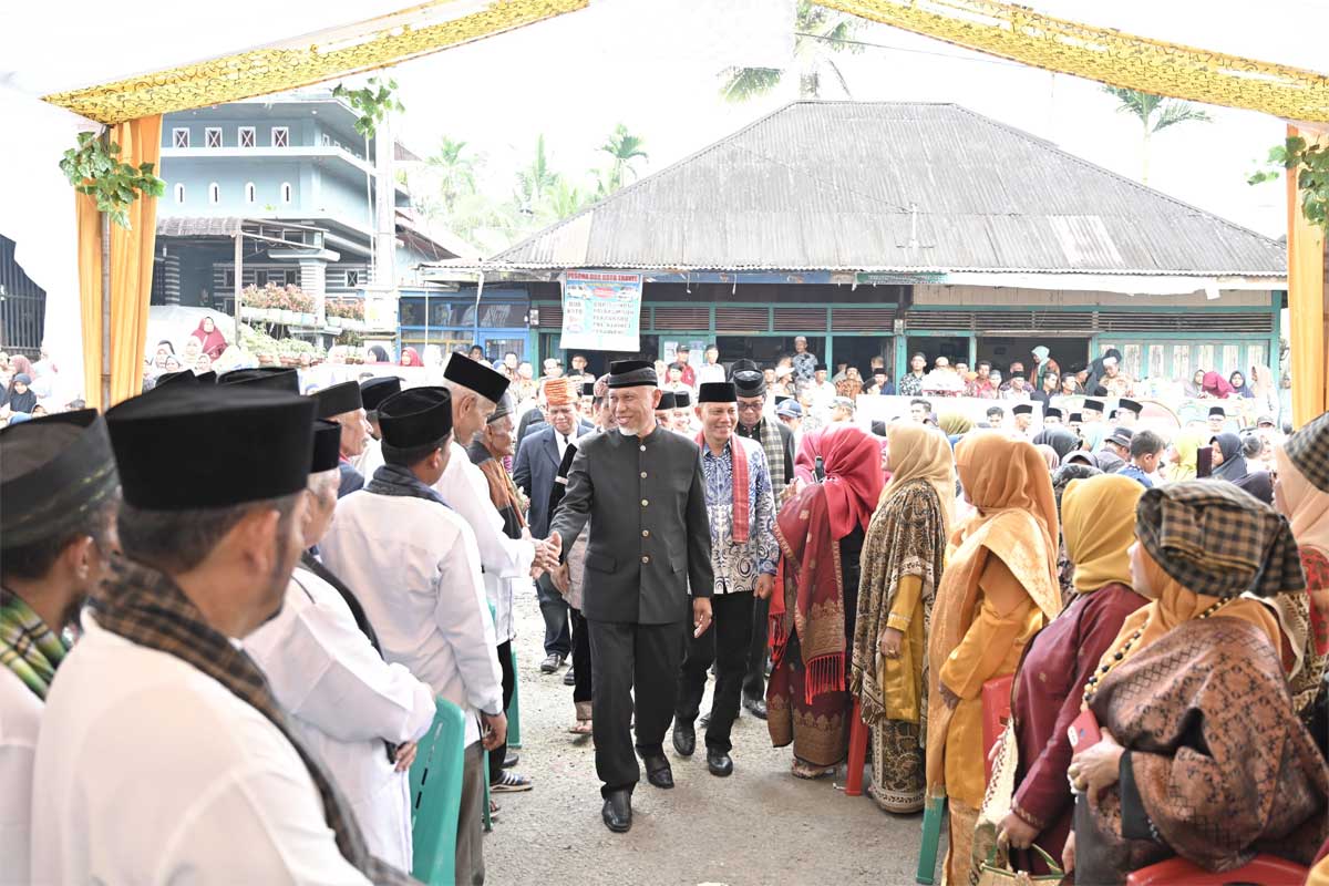Gubernur disambut masyarakat Nagari Simpang Tonang, Pasaman. (Pemprov Sumbar)