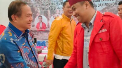 Mantan Bupati Nias, Sokhiatulo Laoli disambut panitia ketika hadiri konfercab GMNI Nias Selatan