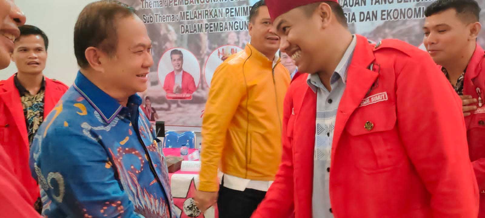 Mantan Bupati Nias, Sokhiatulo Laoli disambut panitia ketika hadiri konfercab GMNI Nias Selatan