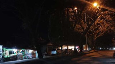 Suasana malam di salah satu sudut Kota Padang.