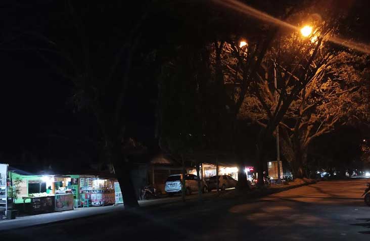 Suasana malam di salah satu sudut Kota Padang.
