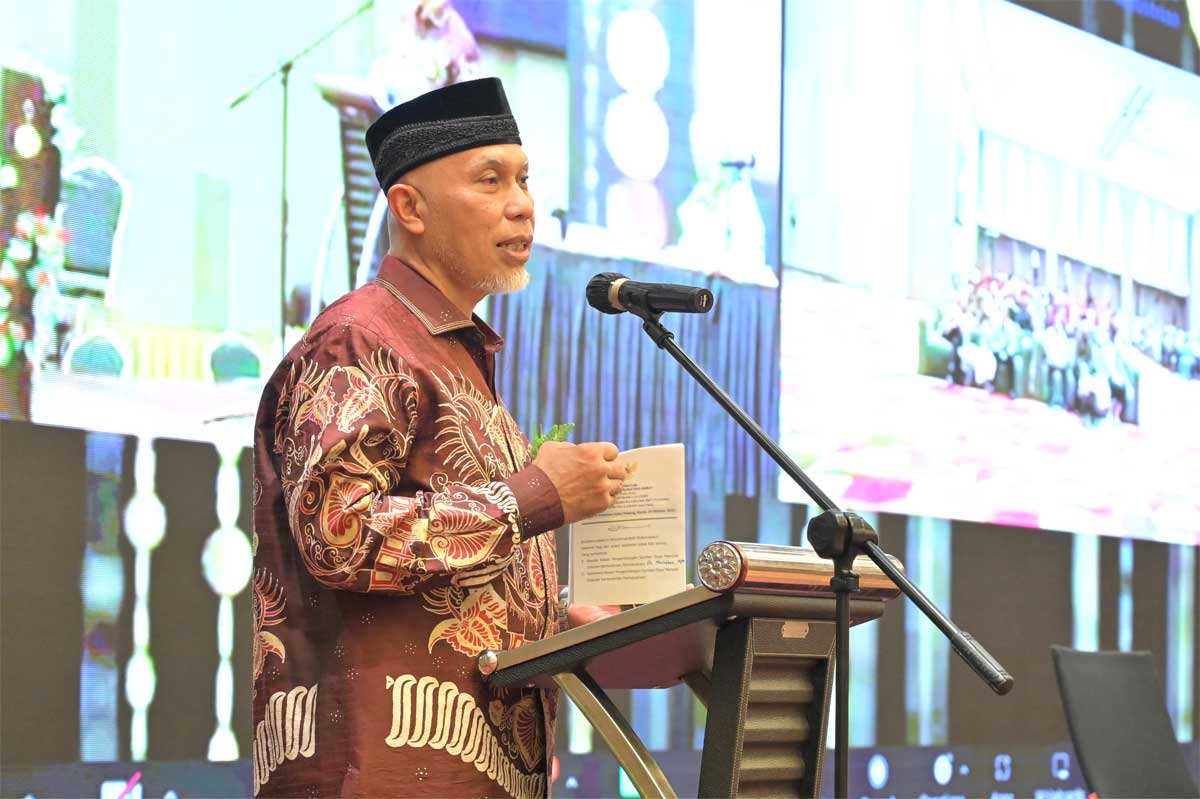 Gubernur Mahyeldi