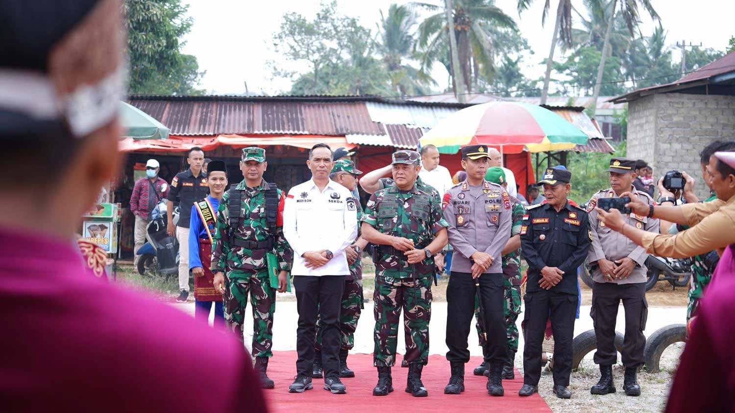 Pejabat disambut masyarakat jelang penutupan TMMD di Tanjung Alai