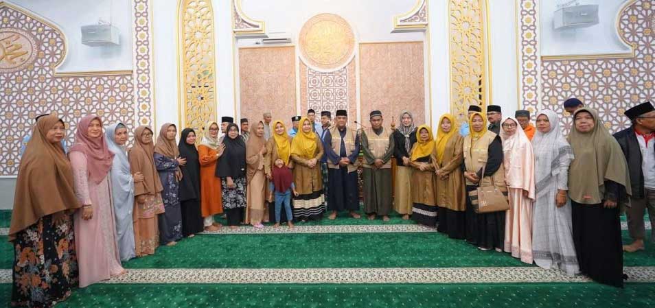 Wakil Gubernur Riau bersama warga Tanah Datar dalam rangkaian tur Dakwah ke Sumbar. (riau.go.id)