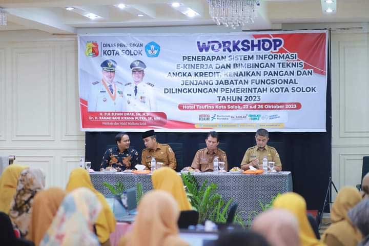Wakil Wali Kota Solok, Ramadhani Kirana Putra buka workshop dan bimtek