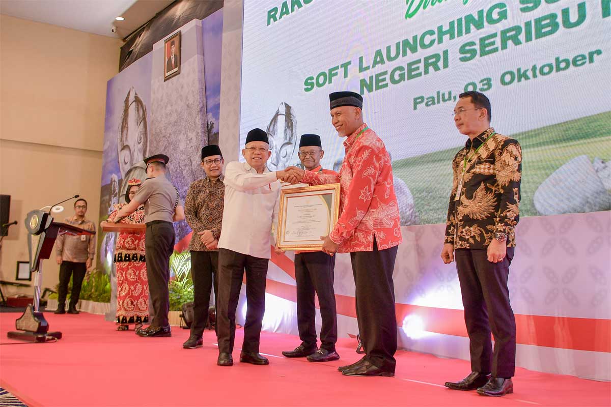 Gubernur Mahyeldi terima penghargaan dari Wapres Ma'ruf Amin. (pemprov)