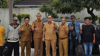 Jajaran Dinas Sosial Sumbar bersama warga yang dipulangkan ke daerah asal.