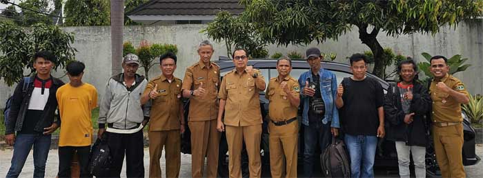 Jajaran Dinas Sosial Sumbar bersama warga yang dipulangkan ke daerah asal.