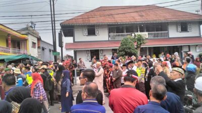 Warga berkumpul di depan rumah kelahiran Bung Hatta, Bukittinggi