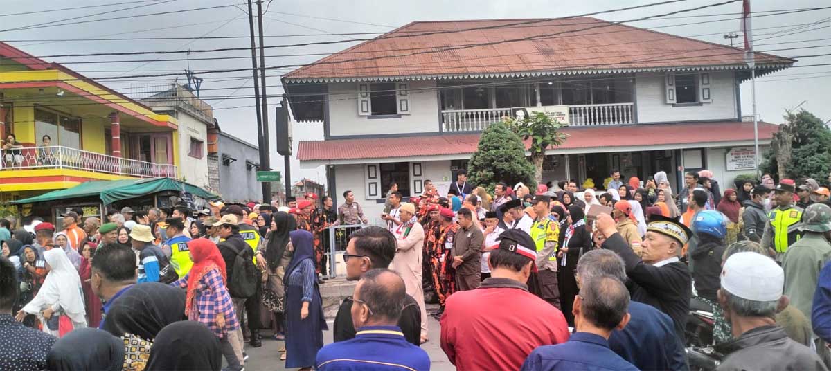 Warga berkumpul di depan rumah kelahiran Bung Hatta, Bukittinggi