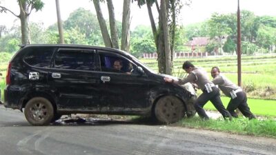Pengemudi Diduga Alami Serangan Jantung, Minibus Kecelakaan di Dharmasraya