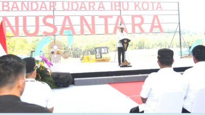 Presiden Joko Widodo melakukan peletakan batu pertama atau groundbreaking Bandar Udara Ibu Kota Nusantara (IKN) di Kabupaten Penajam Paser Utara, Kalimantan Timur, Rabu, 1 November 2023. (BPMI Setpres/Rusman)