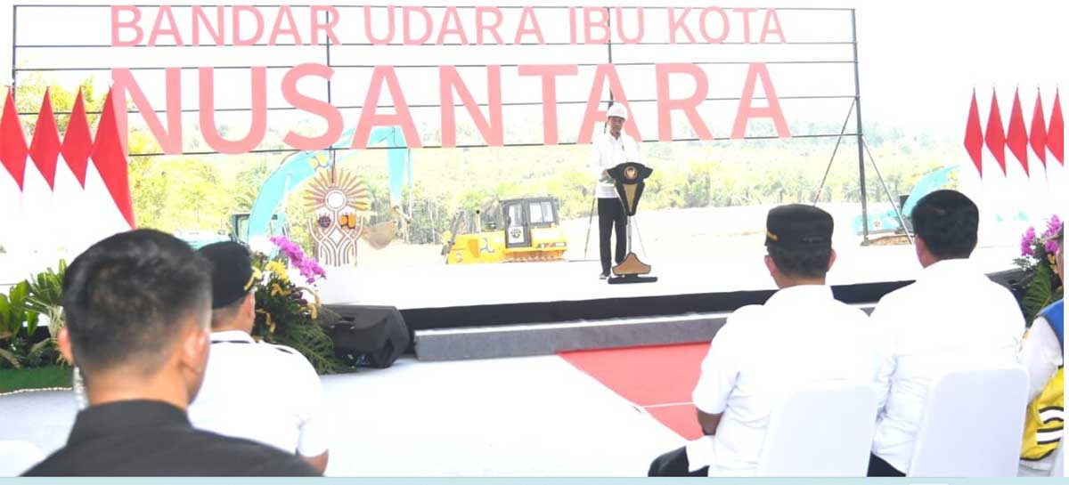 Presiden Joko Widodo melakukan peletakan batu pertama atau groundbreaking Bandar Udara Ibu Kota Nusantara (IKN) di Kabupaten Penajam Paser Utara, Kalimantan Timur, Rabu, 1 November 2023. (BPMI Setpres/Rusman)