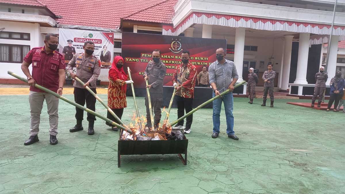 Pemusnahan barang bukti dari kasus yang berkekuatan hukum tetap di Kejari Dharmasraya.