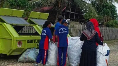 Warga, ASBN dan pelajar di Biak bersihkan pantai dari sampah