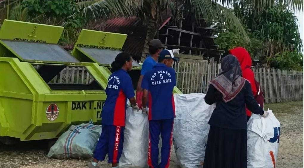 Warga, ASBN dan pelajar di Biak bersihkan pantai dari sampah
