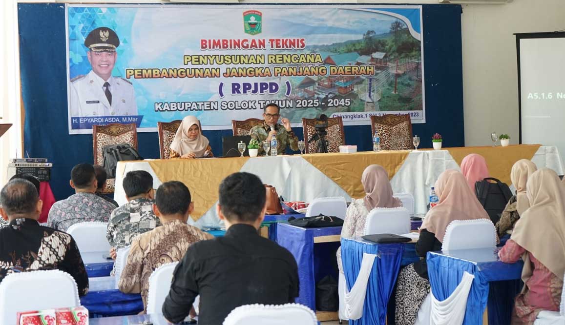 Sekretaris Daerah Kabupaten Solok, Medison buka bimtek