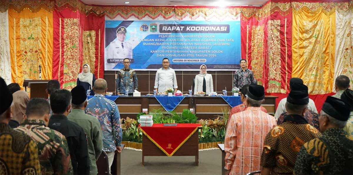 Peserta sosialisasi pendaftaran tanah sistematis lengkap (PTSL) 2024 di Gedung Solok Nan Indah, Arosuka, Kamis (9/11/2023).