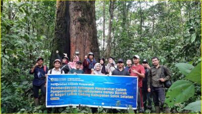 Tim yang menyusuri kawasan Danau Bontak di Solok Selatan.