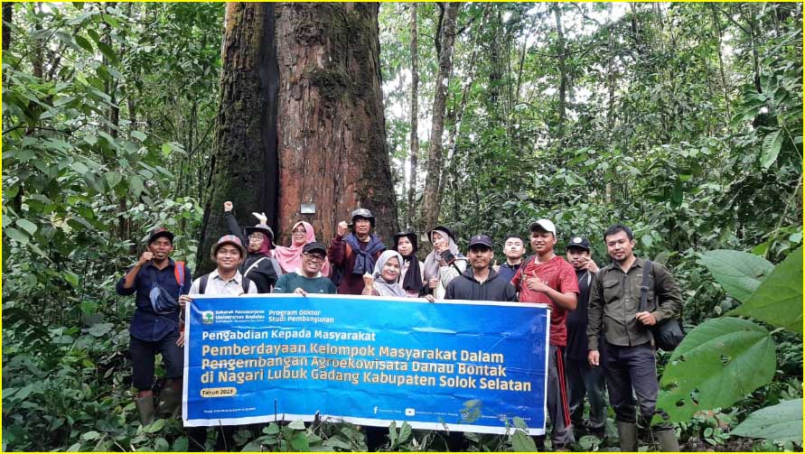 Tim yang menyusuri kawasan Danau Bontak di Solok Selatan.