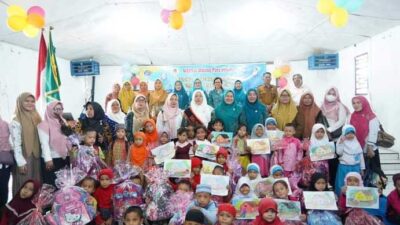 Foto bersama usai pelaksanaan lomba mewarnai