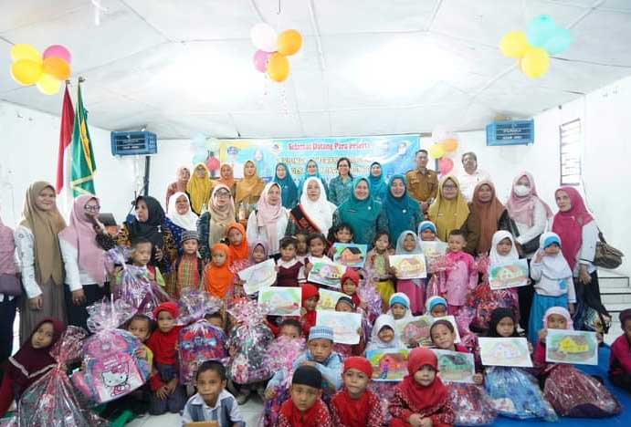 Foto bersama usai pelaksanaan lomba mewarnai