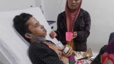TERBARING LEMAS - Eka Nofri Juliadi (44), warga Padang Laring, Kenagarian IV Koto Aur Malintang Utara, Kecamatan IV Koto Aur Malintang, Kabupaten Padang Pariaman, yang kini berjuang melawan penyakit kanker darah. Dia dirawat di RS M. Djamil, Padang. (ist)