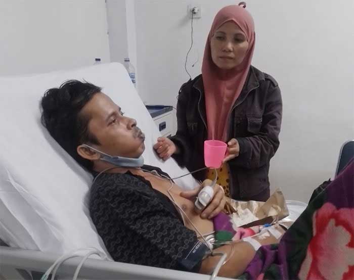 TERBARING LEMAS - Eka Nofri Juliadi (44), warga Padang Laring, Kenagarian IV Koto Aur Malintang Utara, Kecamatan IV Koto Aur Malintang, Kabupaten Padang Pariaman, yang kini berjuang melawan penyakit kanker darah. Dia dirawat di RS M. Djamil, Padang. (ist)