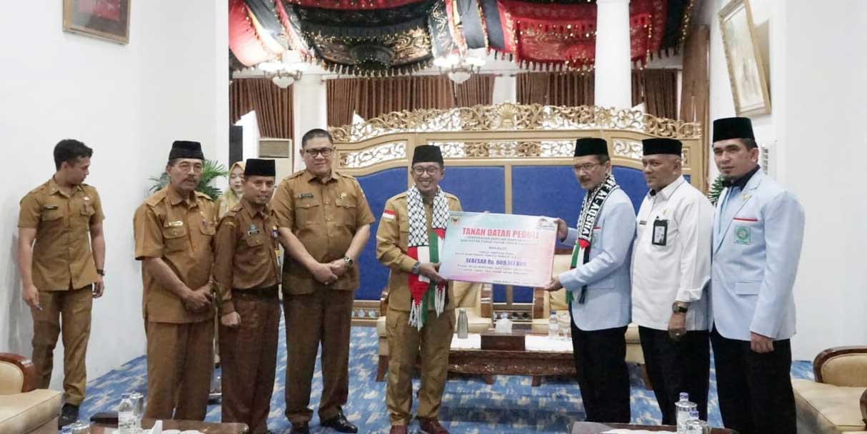 Bupati Eka Putra serahkan donasi untuk Palestina kepada Pimpinan Pusat Badan Komunikasi Pemuda Remaja Masjid Indonesia (BKPRMI) yang diterima Wakil Ketua Umum BKPRMI Yeyen Munawar, Selasa (14/11) di gedung Indojolito Batusangkar. (prokopim)