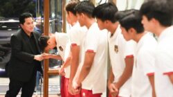 Ketua Umum PSSI, Erick Thohir bersama pemain yang dipersiapkan ke Piala Dunia U-17