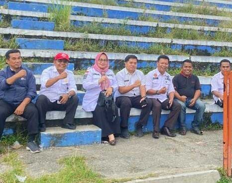 Jajaran Pemkab Solok foto bersama usai tinjau lapangan GOR Tuanku Tabiang